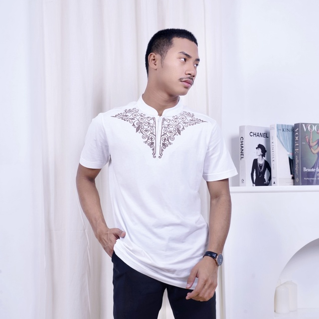 KATUN Zlata อักษรา Man เสื้อยืดแขนสั้นผู้ชายผ้าฝ้ายสีขาว Koko เสื้อ LEIRVIK MAN 19.06