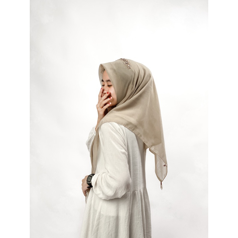 ปารีสเลื ่ อม Monika