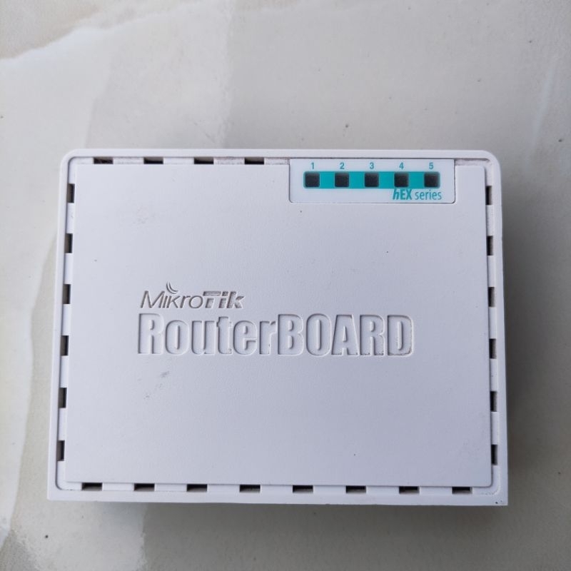 Mikrotik RB750Gr3.**