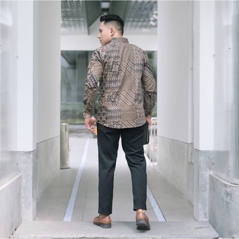 Kemeja Men& 39;s เสื้อเชิ้ตผ้าบาติก Tanian สีน้ําตาลเมทัลลิกอ่อนแขนยาว