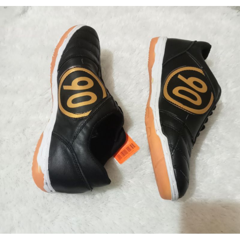 รองเท้า FUTSAL T 90/ADULT FUTSAL รองเท้าที่ทําจากหนังที่มีการหลุดร่วงทั้งหมด