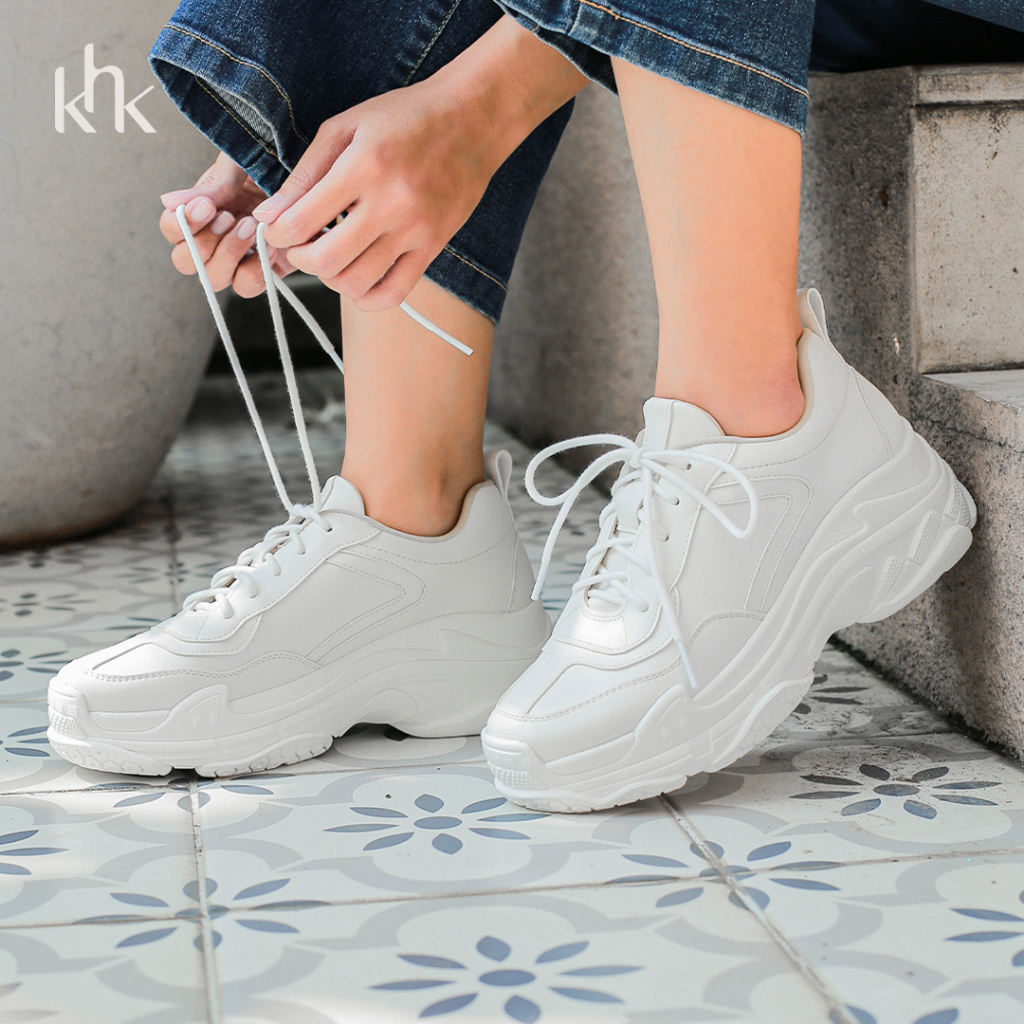 KHK by Khakikakiaki Gladys รองเท้าผ้าใบสีขาวสปอร์ตสีขาว