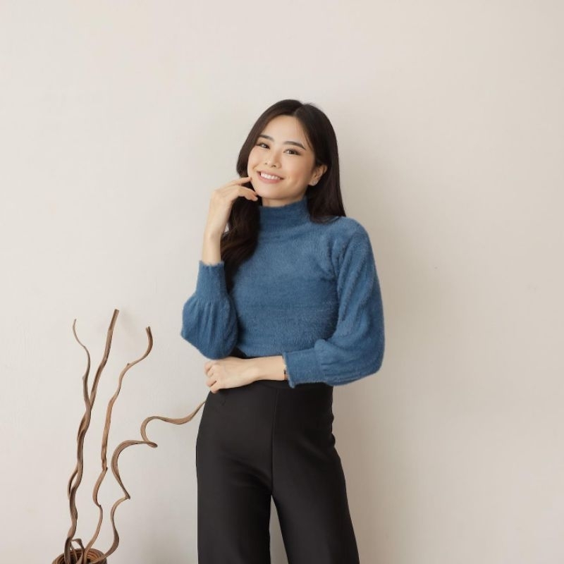 AMBLE COUTURE เสื้อกันหนาวคอเต่าแขนยาวถักนําเข้าขนสัตว์ roa top 9-321