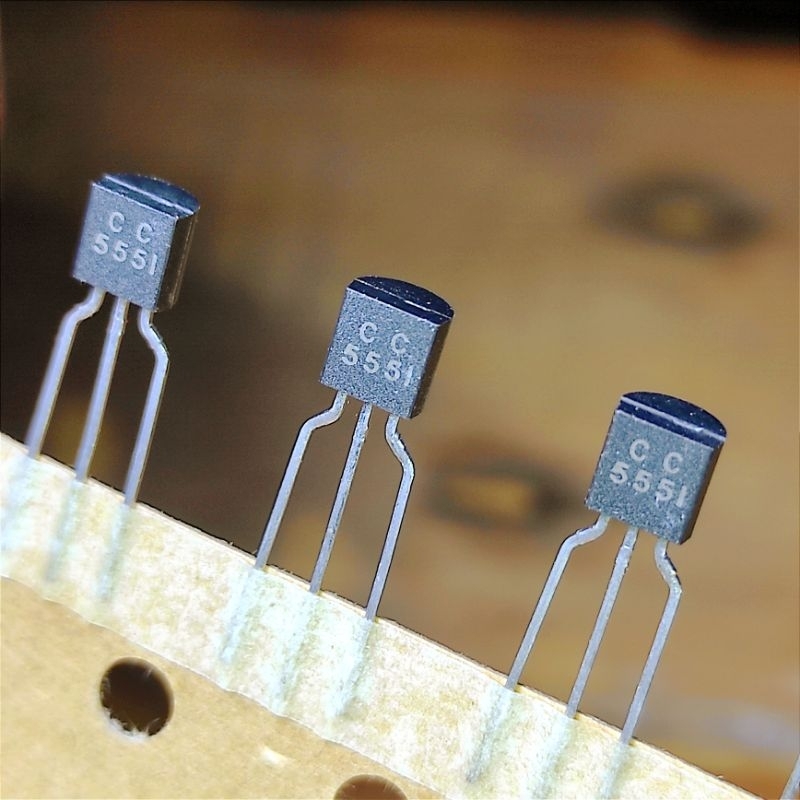 CC5551 C5551 ทรานซิสเตอร์ NPN สําหรับวัตถุประสงค์ทั่วไป TO-93 การแข่งขันซิลิคอนทรานซิสเตอร์แรงดันสูง