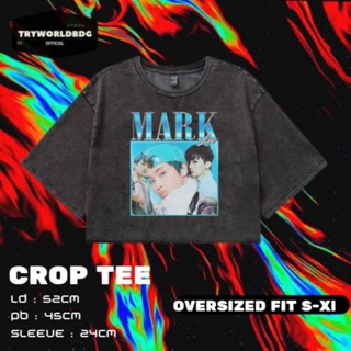 Tryworldbdg OFFICIAL "MARK LEE" CROP TOP OVERSIZED | เสื้อครอป โชว์หลัง | เสื้อครอปท็อป แขนสั้น เอวลอย ลายมาร์กลี