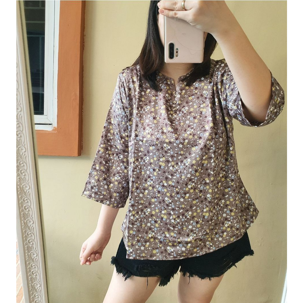 Delightline- SHERATON 3/4 SLEEVES V NECK WHITE BLOUSE / FLOWERS - ผู้หญิง VNECK TOP