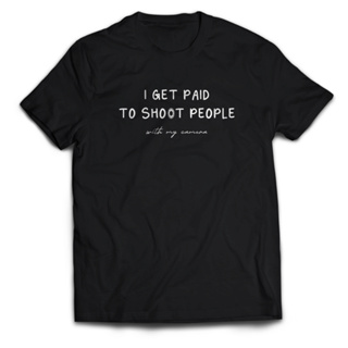 เสื้อยืด พิมพ์ลาย I GET PAID TO SHOOT PEOPLE สําหรับผู้ชาย และผู้หญิง