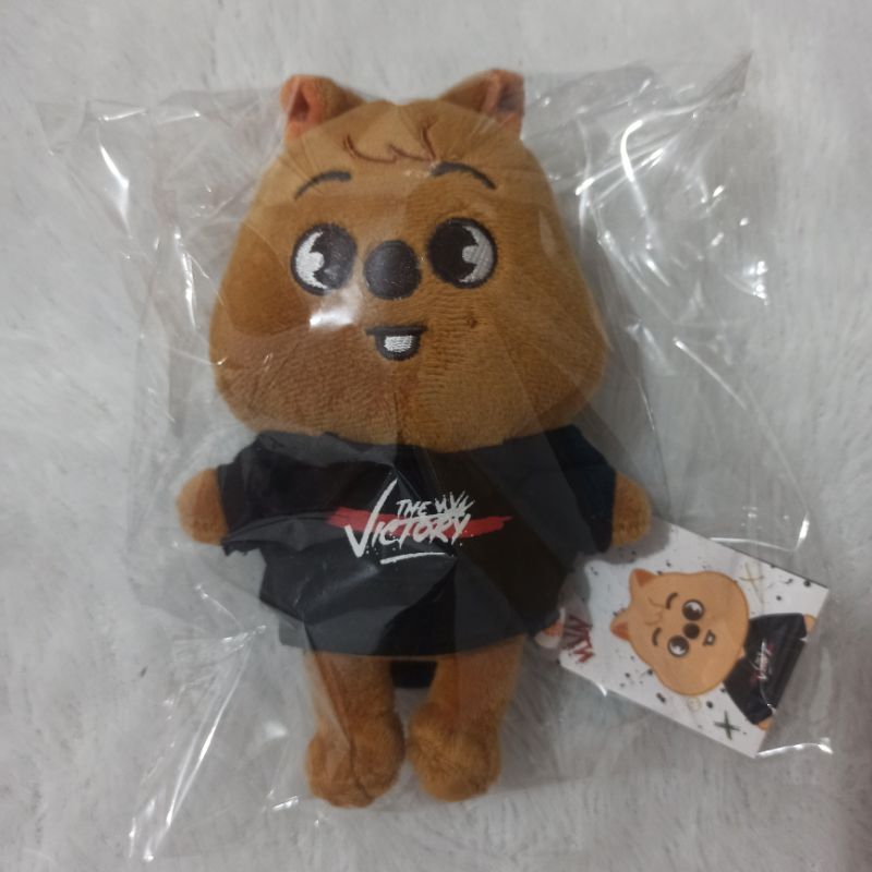 SKZoo Han Quokka Mini Plushie Stray Kids อย่างเป็นทางการตุ๊กตา Victory สินค้า