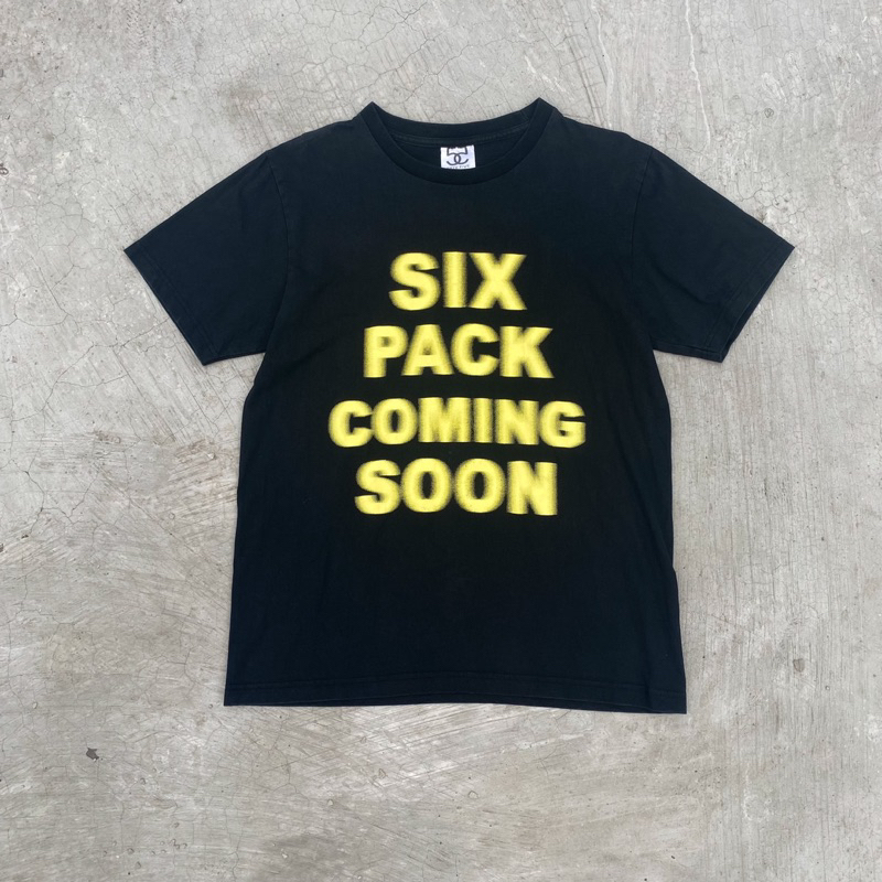 เสื้อยืด SIX PACK COMING SOON FONT VINTAGE Y2K
