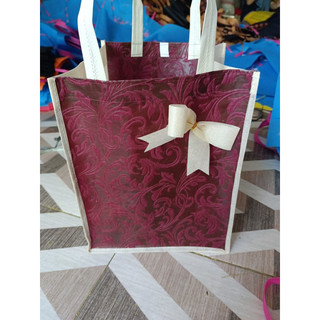 (1 LUSIN = 12 PCS) GOODIEBAG TAS HAJATAN MOTIF EMBOS PITA 22x22 CM TINGGI 28 CM ADA TALI PENGIKAT / TAS NASI BOX / TAS WALIMAHAN / TAS RAMAH LINGKUNGAN / TAS SEMINAR