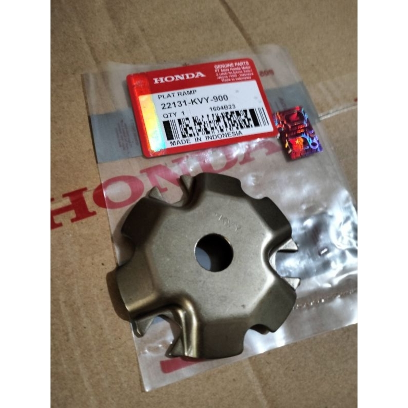 แผ่นกรอบลูกกลิ้งกันบ้าน -22131-KVY- 900- beat Karbu Original