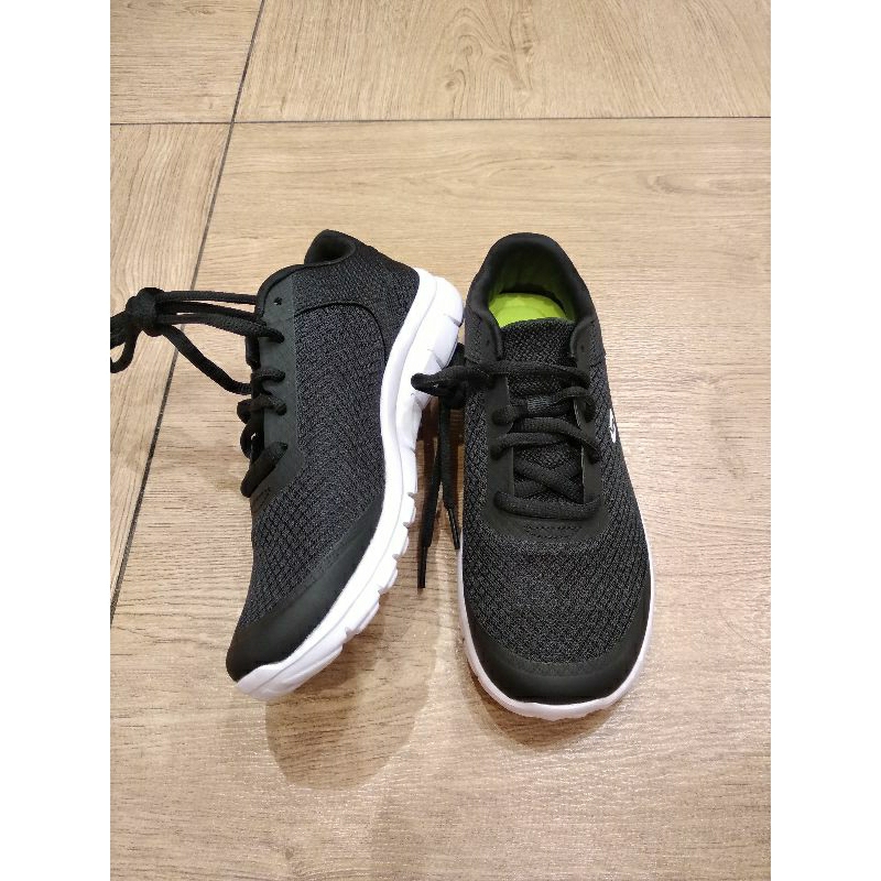 รองเท้าผ้าใบผู้หญิง cross trekkers gusto สีดําสีขาว by payless