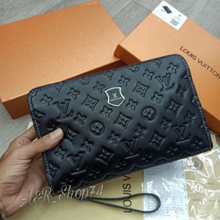 LV กระเป๋าถือ หนังเทียม ทรงคลัทช์ ลายนูน สําหรับใส่กุญแจ