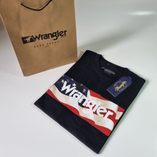 WRANGLER เสื้อยืด ผ้าฝ้าย 100% พิมพ์ลายธงชาติอเมริกา สําหรับผู้ชาย