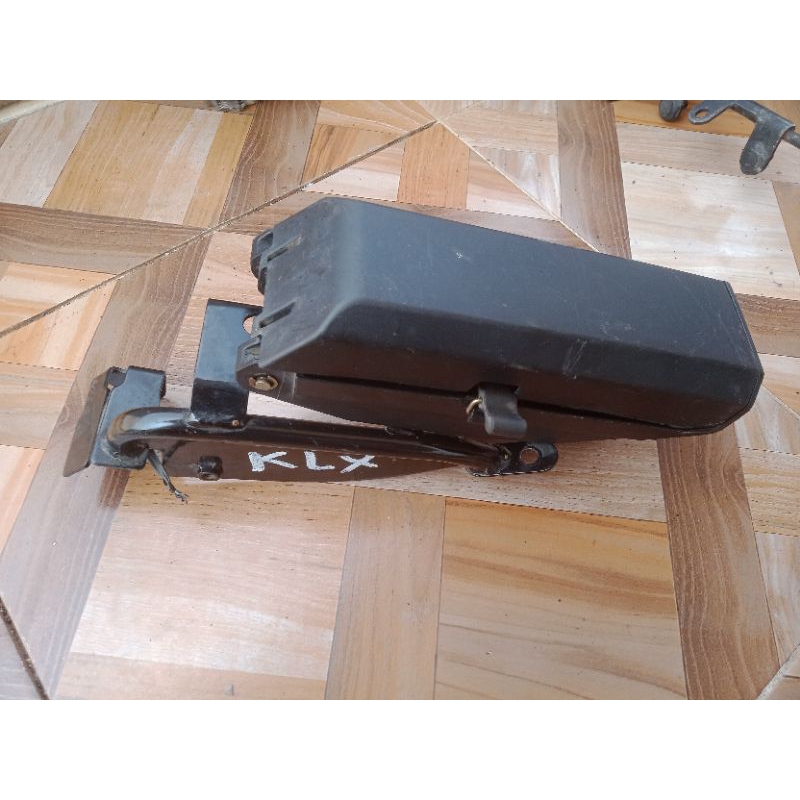 Original Kawasaki KLX BF 150 D-Tracker ใหม่ facelift วงเล็บกระเป๋า toolkit กล่องเครื่องมือ