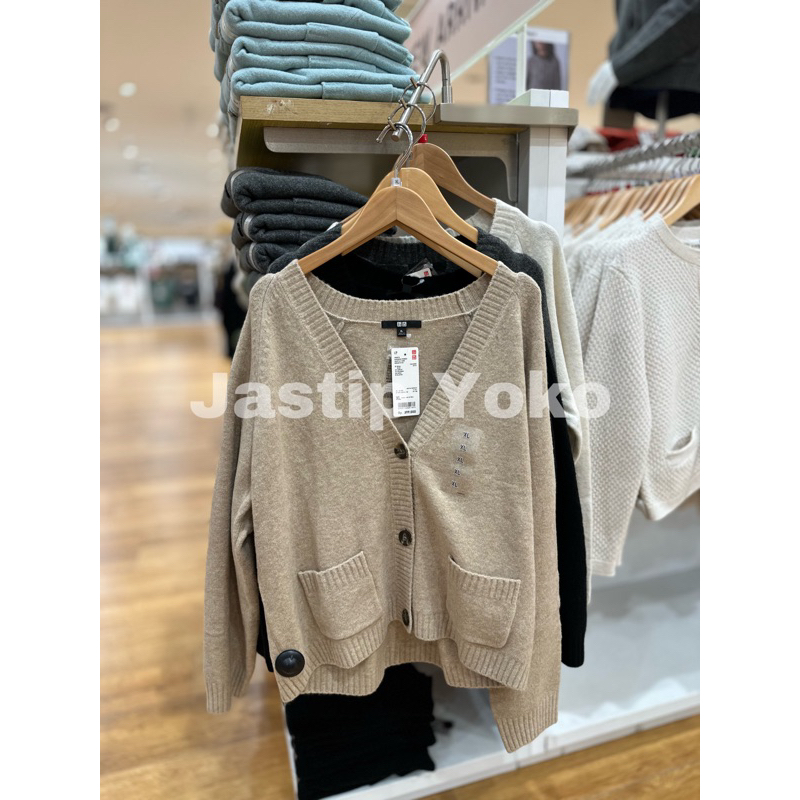 ผู้หญิง UNIQLO เสื้อสเวตเตอร์ถักสั้นคอวีน้ําหนักเบา Souffle เส้นด้าย