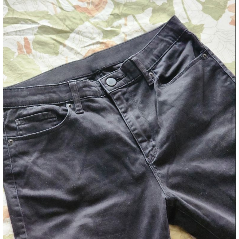 Uniqlo EZY Skinny Jeans สีดํา | Preloved Preloved Preloved