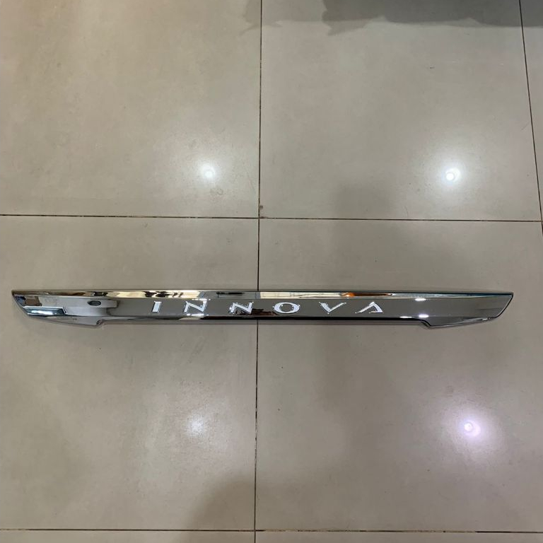 กระเป๋าฝากระโปรงท้าย Innova 2011-2013 รายการ Chrome ด้านหลัง Toyota Innova รุ่นนอกเดิม