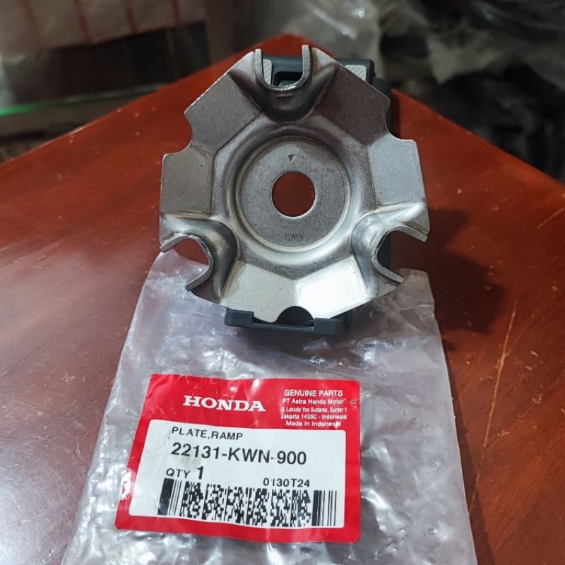 ROLLER CAMP HOUSING COVER KWN VARIO 125/VARIO 150/PCX 150 ของแท้ HONDA AHM 22131-KWN-900