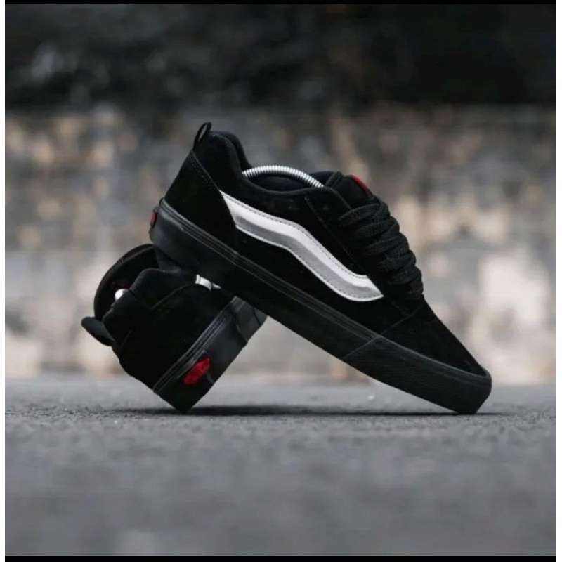 KNU SUEDE XL สีดําเต็มพร้อมรายการสีขาว