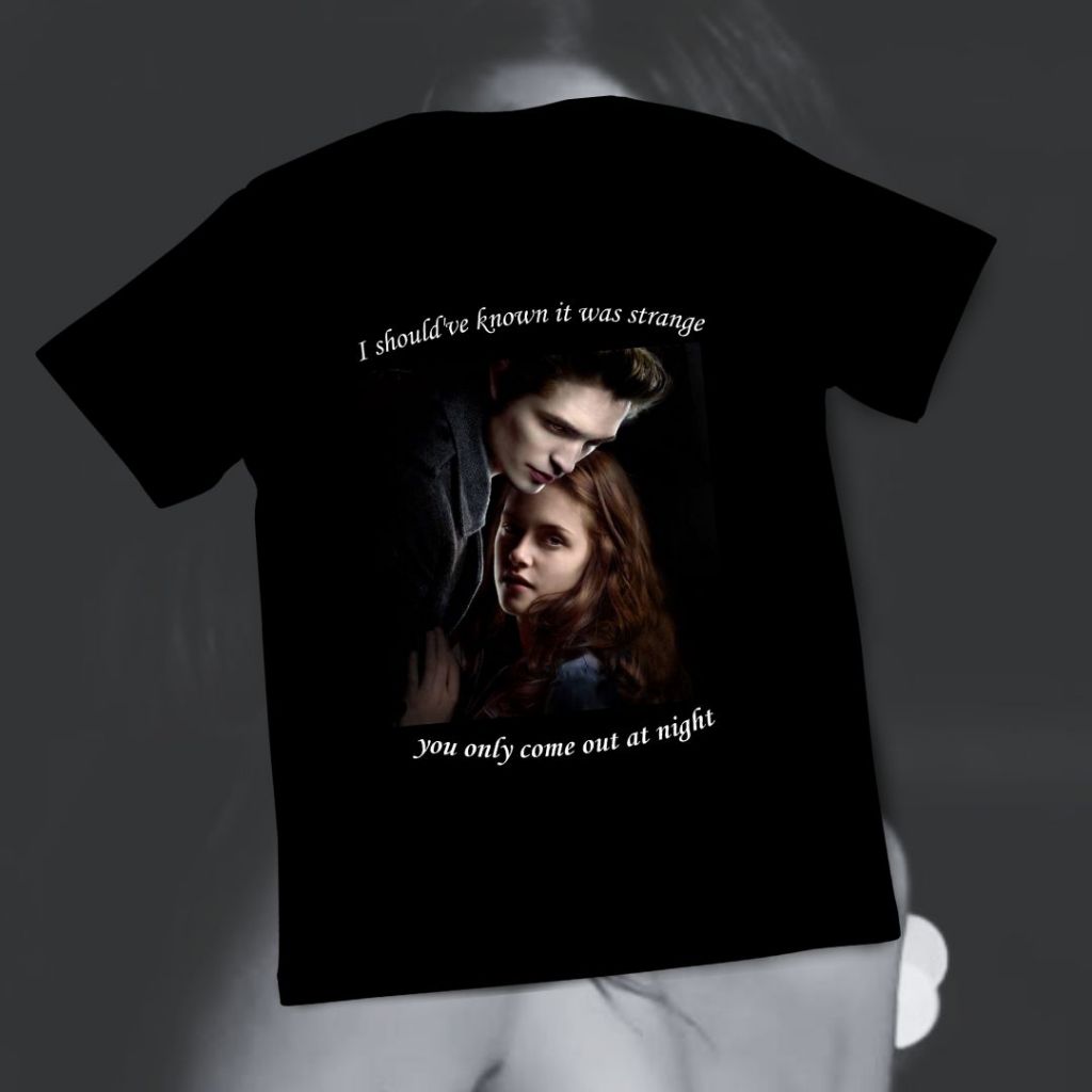 Hitam Vampire Olivia Rodrigo Twilight Black T-Shirt (เสื้อยืดสีดํา Edward Cullen - Bella Swan)