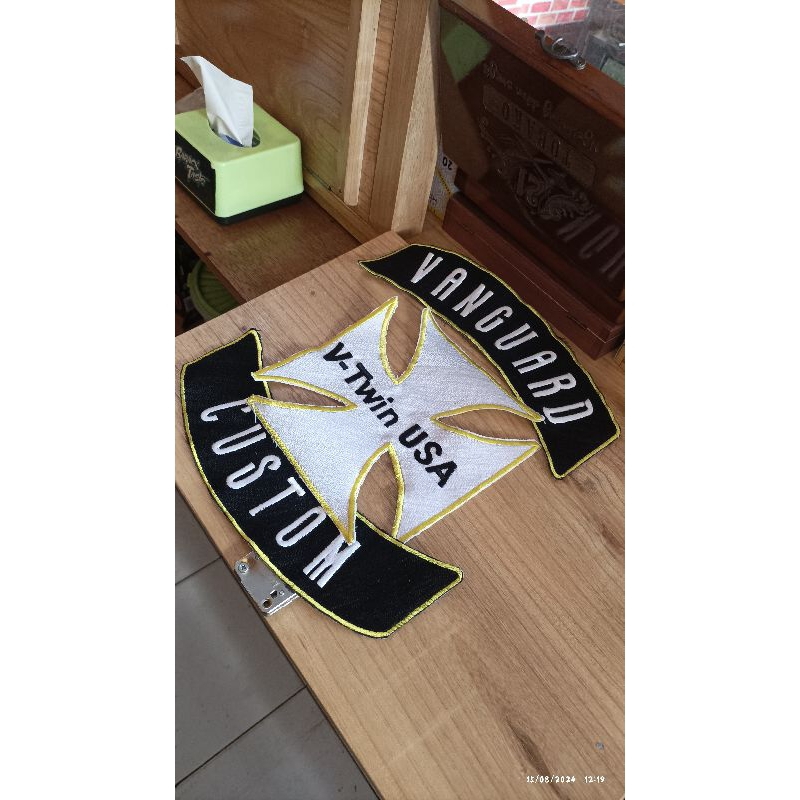 ตราสัญลักษณ์ปักมือ V-Twin