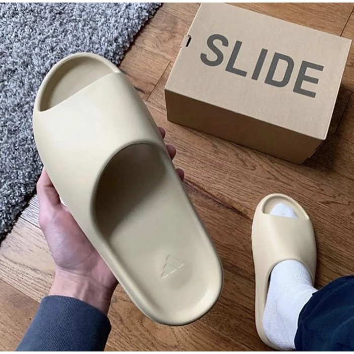 รองเท้าแตะ Yeezy Slide มีโลโก้ วัสดุยาง รุ่น Adidas Kendal Jenneer