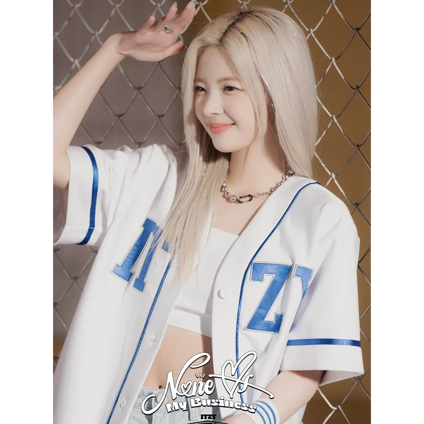 เสื้อเบสบอล ITZY สีขาว สีฟ้า ทุกสมาชิก