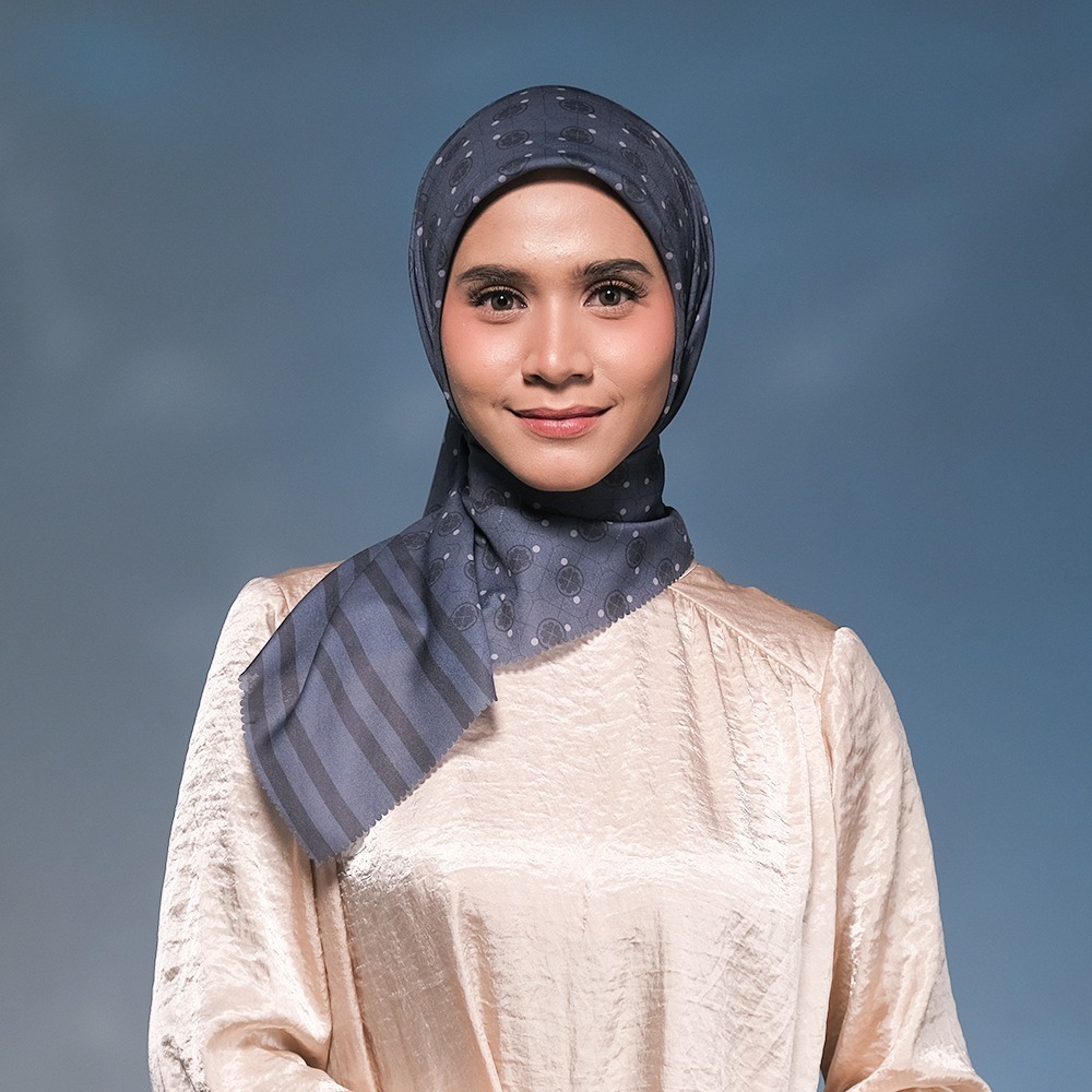 ผ ้ าพันคอพิมพ ์ ลาย Dannis Letitia | ฮิญาบ ฮิญาบ ทรงสี ่ เหลี ่ ยม