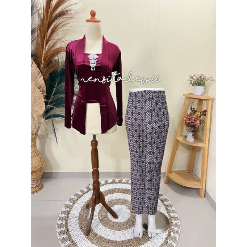 [1 Set Maroon] Kubaru Kebaya + กระโปรงจีบ / Juana Maroon Motif