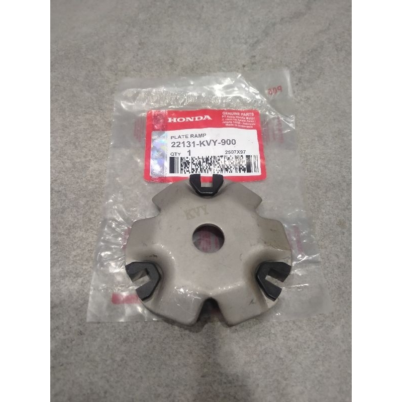 ฝาครอบลูกกลิ้ง KVY BEAT SCOOPY SPACY CARBON 22131-KVY-900 HONDA