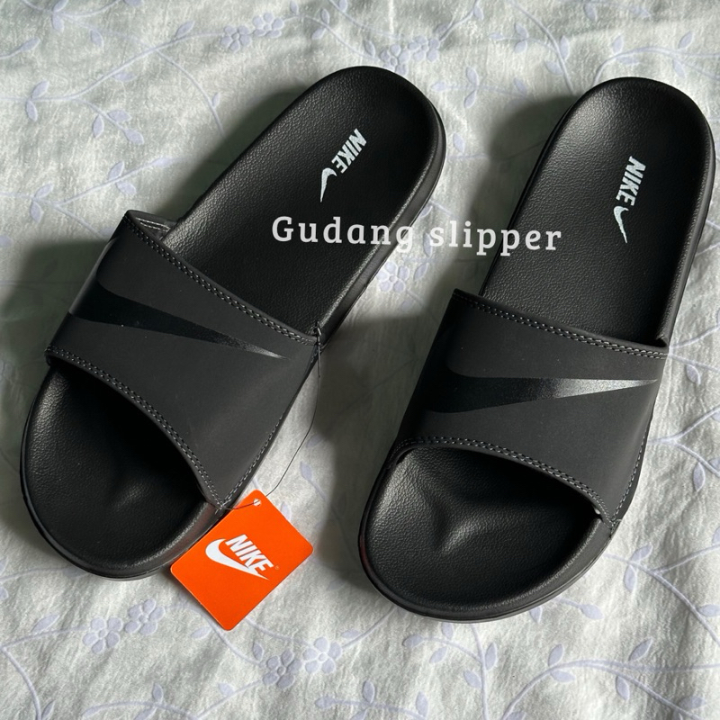 Hitam nike men & 39;s slipper รองเท้าแตะ nike men & 39;s รองเท้าแตะสีดําสีดําสีดําเต็ม nike slip บนร
