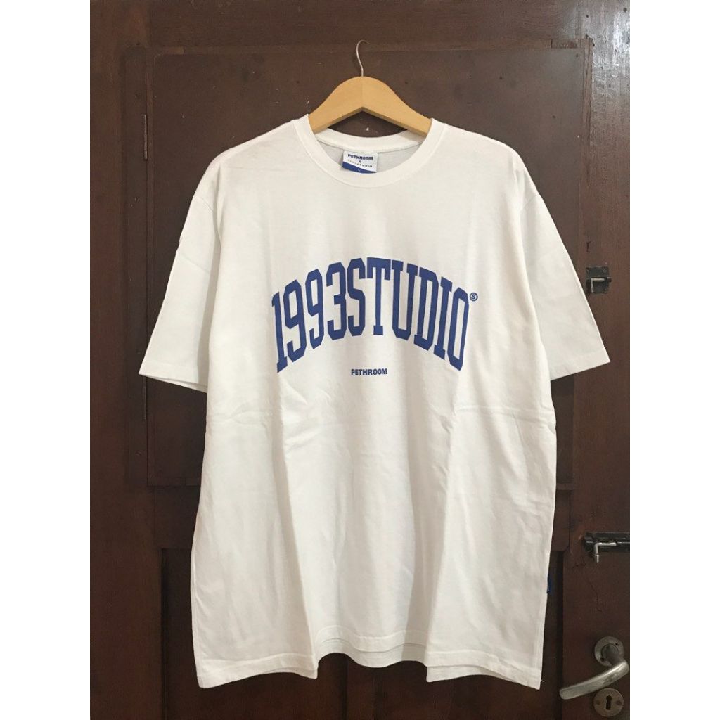 [1993STUDIO X PETROOM] เสื้อยืดโลโก้ Vasity Arch_สีขาว
