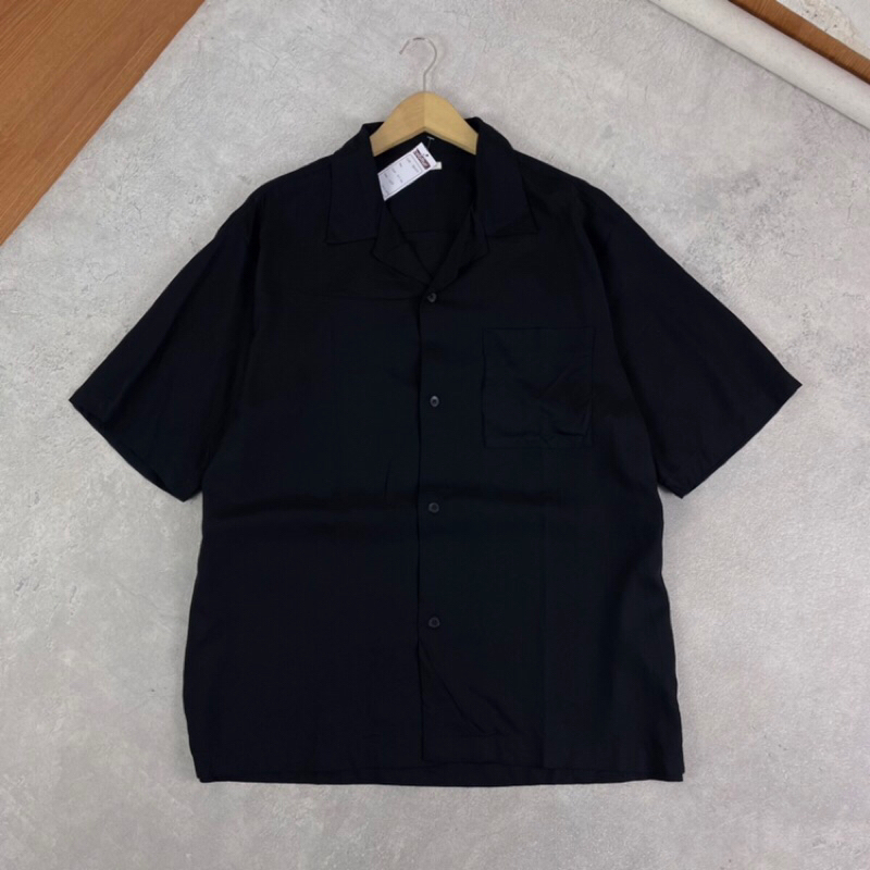 Gu เสื้อคอปกเปิดสีดําทั้งหมด AGT077