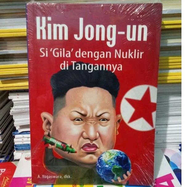 หนังสือ KIM JONG - THE CRAZY UN WITH NUKLIR บนมือต้นฉบับ