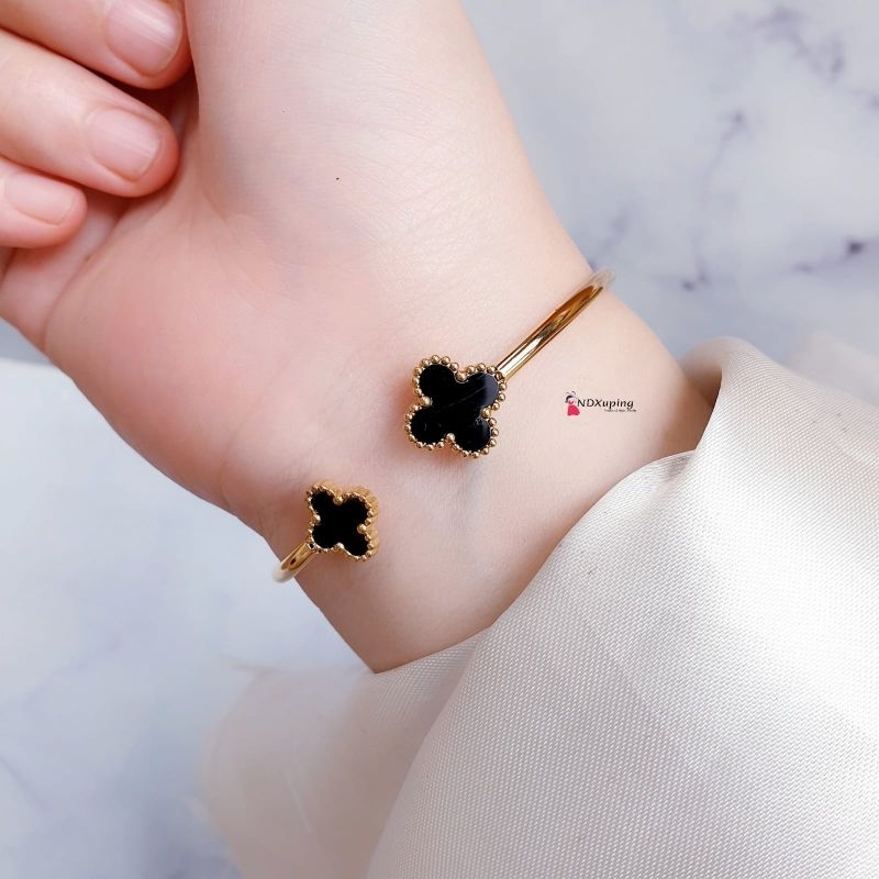 สร้อยข้อมือกําไลข้อมือโคลเวอร์ผู้หญิงไทเทเนียมยืดหยุ่น N17022402