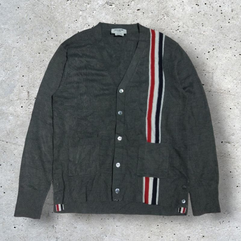 เสื้อไหมพรมคาร์ดิแกน Tom Browne RWB Stripe Back ด้านซ้าย Intarsia ถักวัสดุ V คอคาร์ดิแกนสีเทา Made i