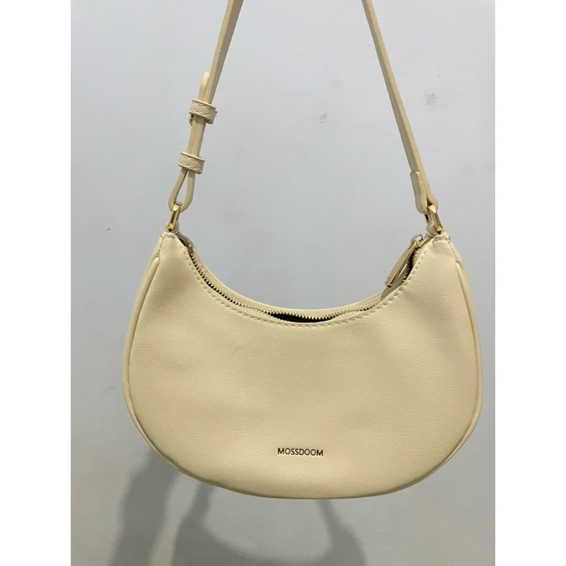 กระเป๋าสะพายข้าง Mosdoom สีขาวนวล