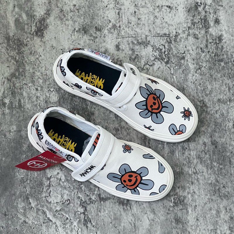 รองเท้า LOKAL Mahonk - Slip On Velcro Motif วัสดุผ้าใบ // แบรนด์ท้องถิ่นดั้งเดิม // รองเท้าส้นแบน ฟรี ฟุต /// รองเท้าผ้าใบดั้งเดิม