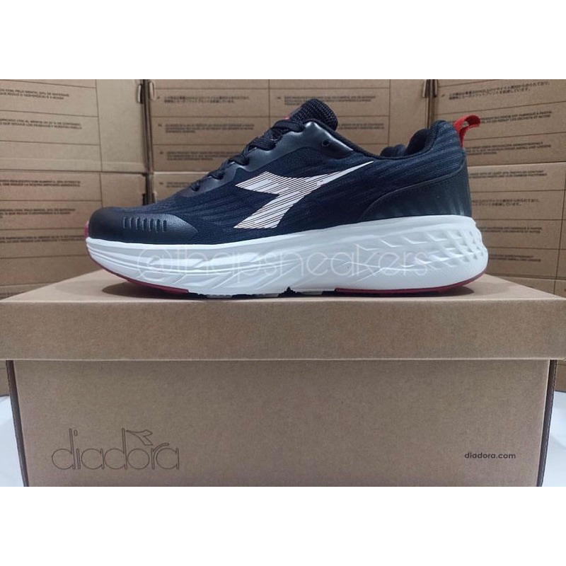 รองเท้า Diadora Gusto Black ดั้งเดิมอย่างเป็นทางการ