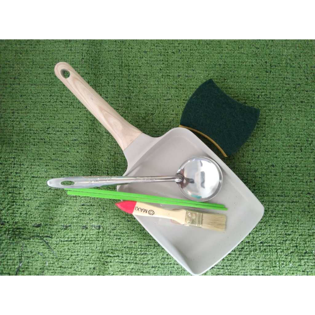 กระทะ Omlet ทรงสี่เหลี่ยมแบบไม่ติดขนาด 19 ซม. ฟรีแปรง IRUS CHOPSTICKS และ 2 CHOPSTICKS