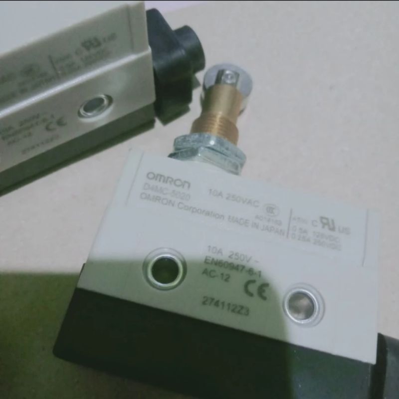 LIMIT SWITCH OMRON D4MC-5020 ต้นฉบับ