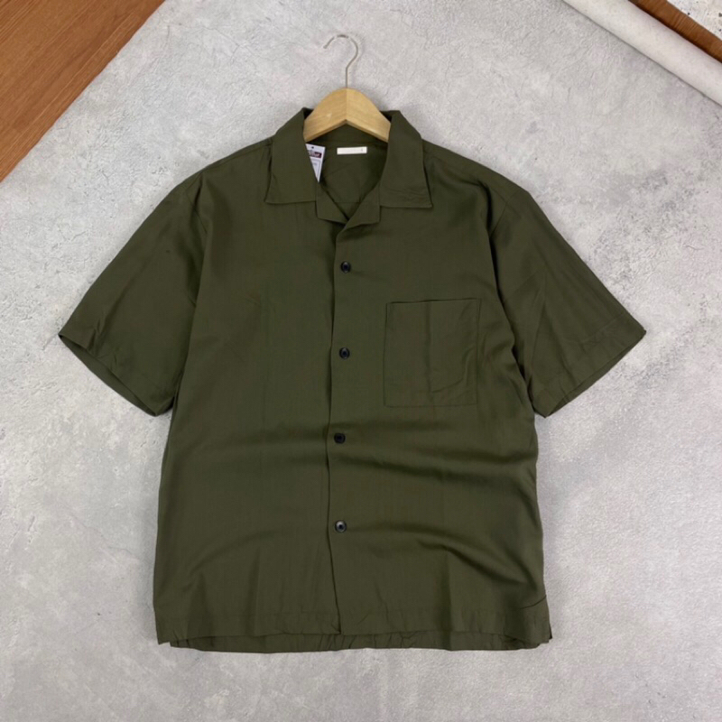 เสื้อคอปกเปิดสีเขียว Gu Army AGT081