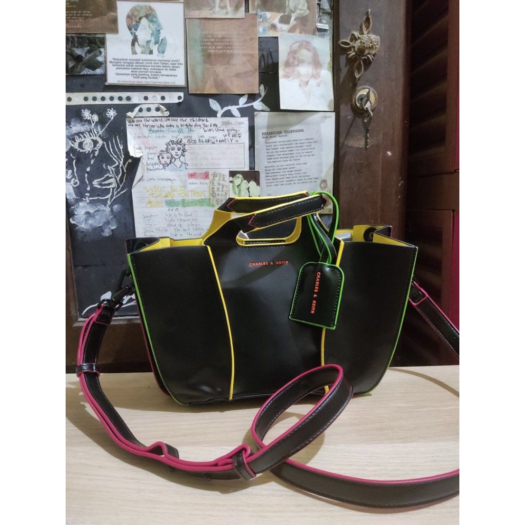 กระเป๋าโท้ต Charles and Keith Clove