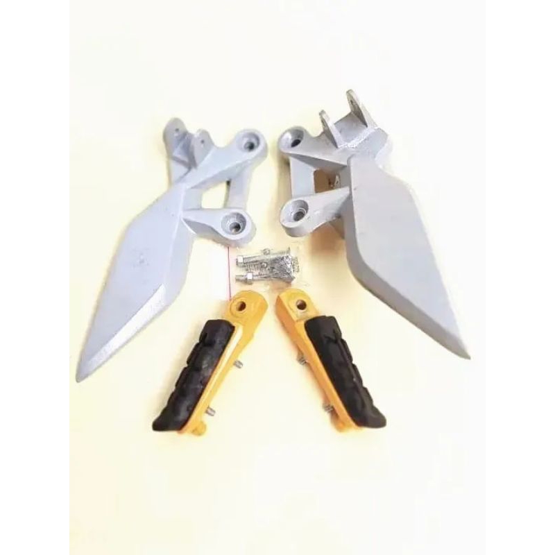 บันไดเท้า บันไดหน้า honda CB150R รุ่นเก่า CB150R CB150R รุ่นเก่า สีเงิน ครบชุด