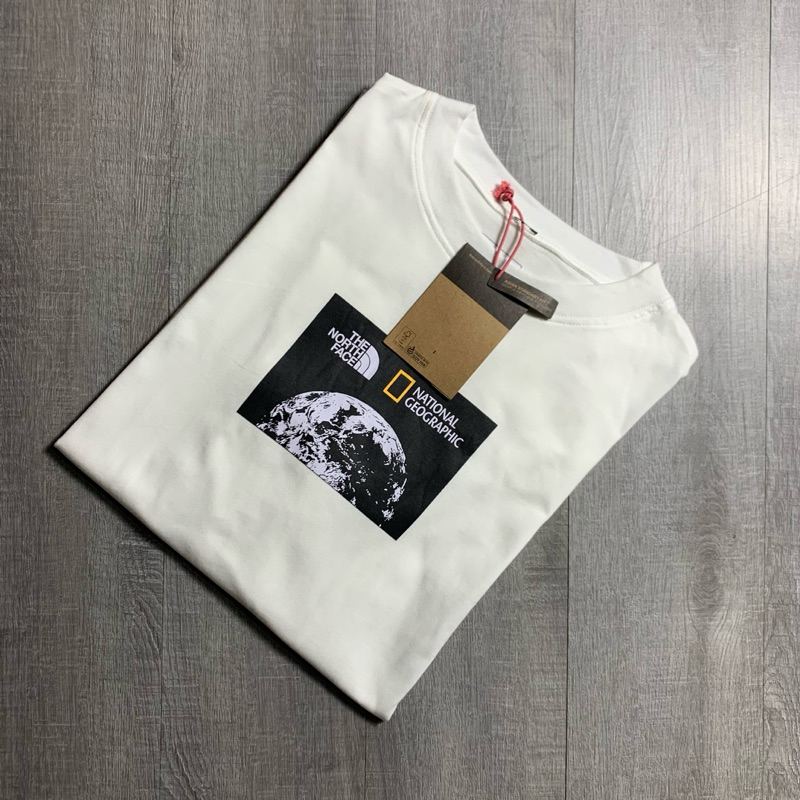 Tnf x NATIONAL GEOGRAPHIC EARTH LOGO สีขาว เสื้อยืด Longslve