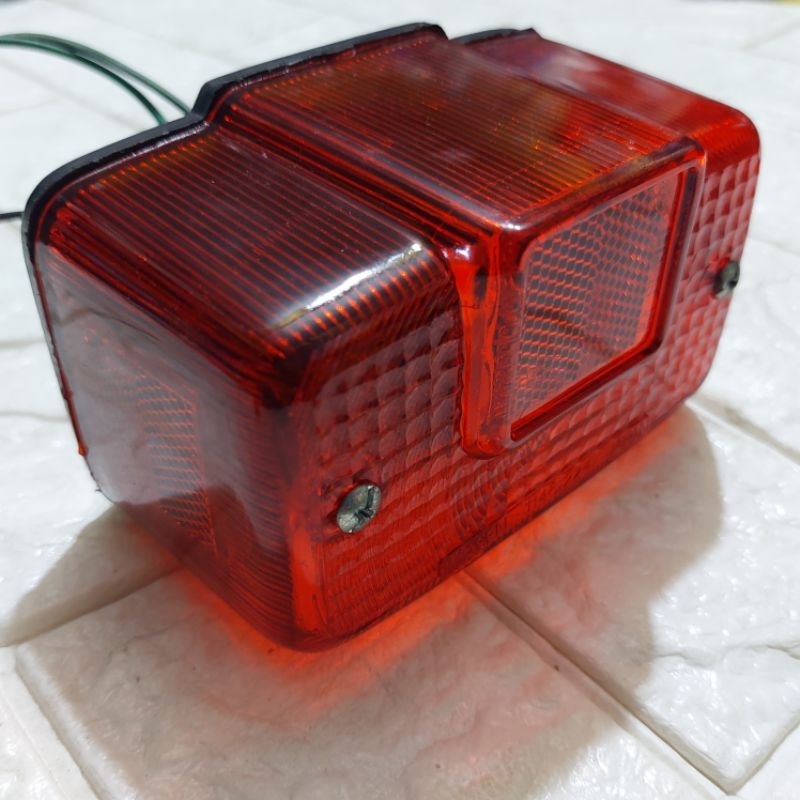 โคมไฟหยุดด้านหลัง yamaha v80 DT100 L2S L2super L2G โคมไฟเบรค v80 โคมไฟเบรค Stop Lamp ASSY YAMAHA V80 Stoplamp V80 IMASEN JAPAN