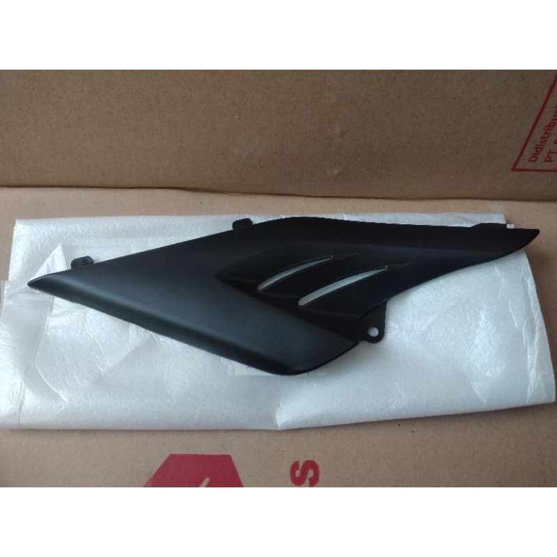 ฝาครอบ RIGHT FIN SUZUKI SATRIA 2-STOKE DUMBA ORIGINAL SGP 47131-21D80-888