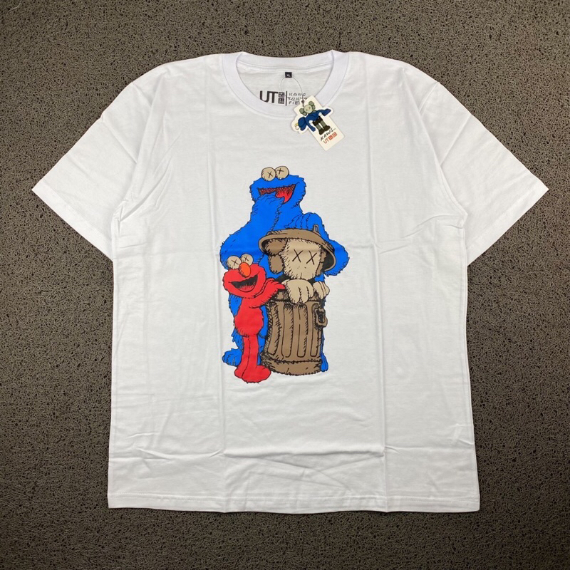 Putih ต้นฉบับนําเข้าสีขาว KAWS UNIQLO X SESAME STREET เสื้อยืด