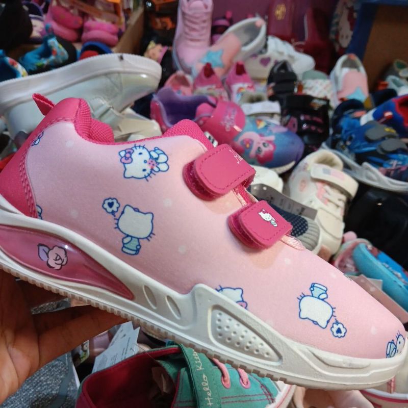 รองเท้า Hk led ไซส์ 32